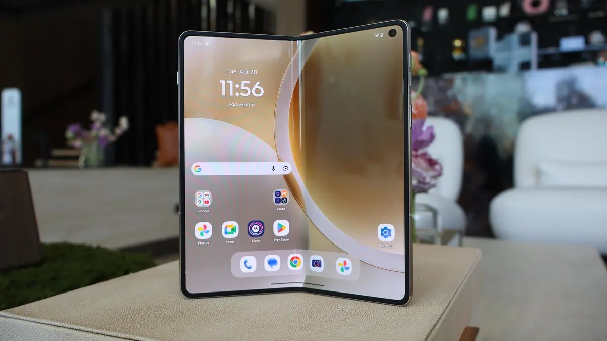I replaced my slab phone with Motorola’s ,900 Razr Fold – and it’s got me hooked I replaced my slab phone with Motorola’s ,900 Razr Fold – and it’s got me hooked