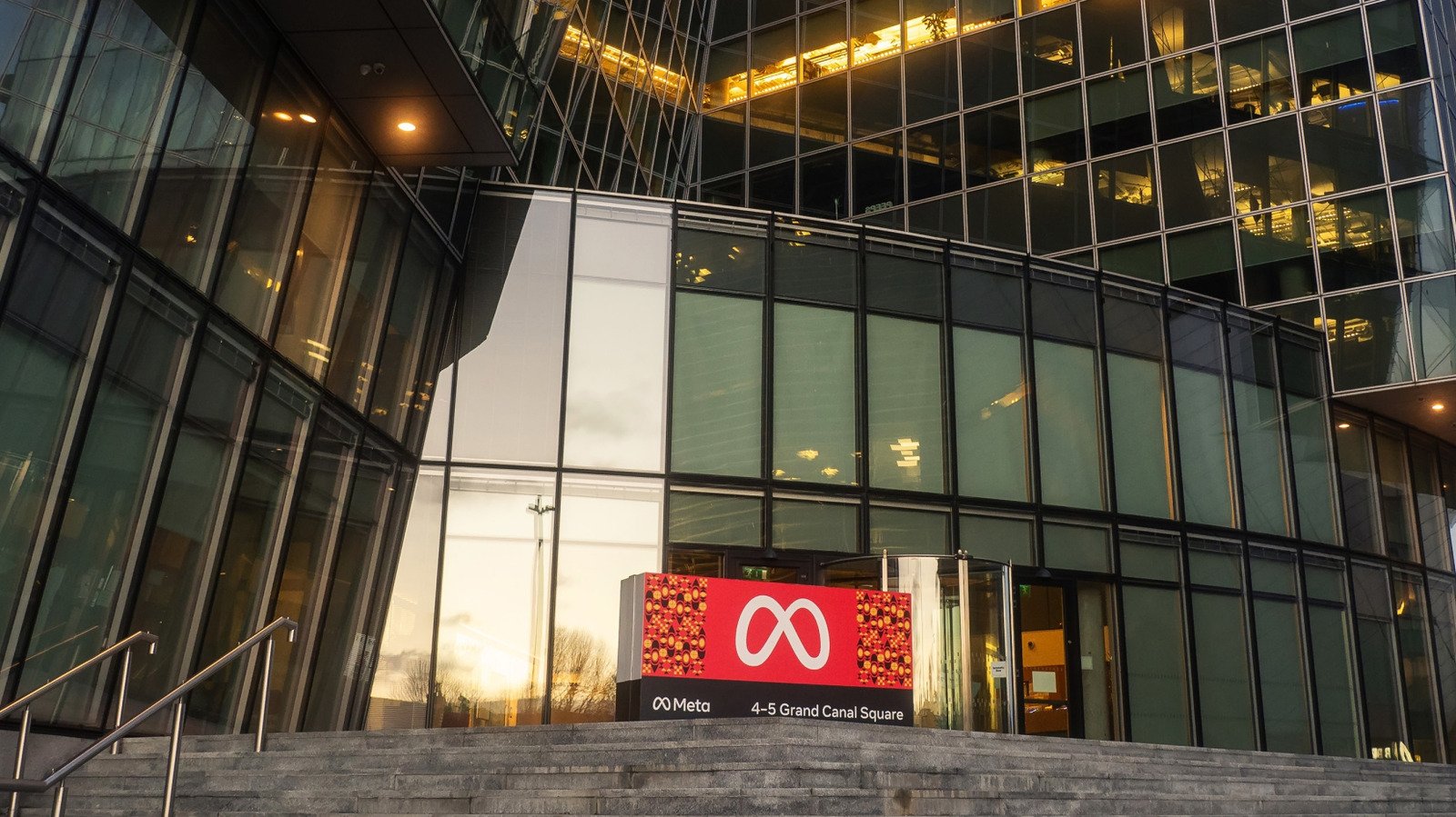 Irish Regulators Are Investigating Whether Meta Is Using ‘Dark Patterns’ To Steer People Away From Non-Algorithmic Feeds Irish Regulators Are Investigating Whether Meta Is Using ‘Dark Patterns’ To Steer People Away From Non-Algorithmic Feeds
