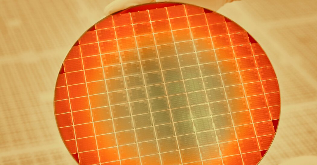 Trump Says Apple to Buy Computer Chips from Intel Trump Says Apple to Buy Computer Chips from Intel