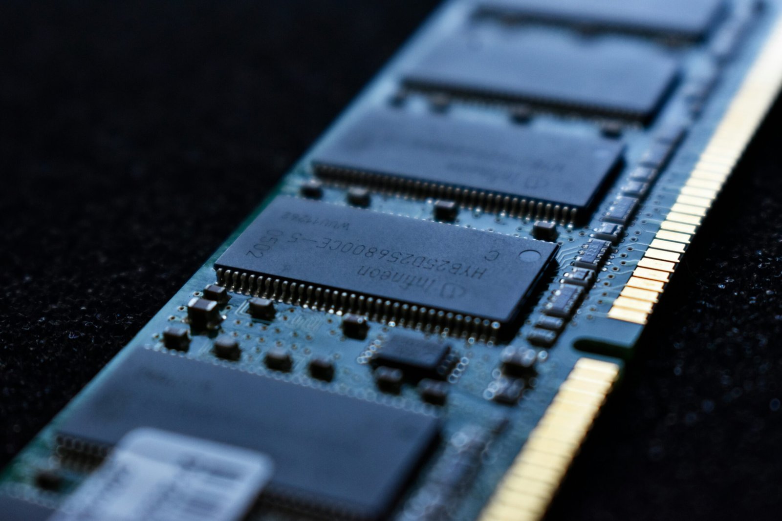 What Can We Do When Memory Becomes the New Bottleneck in Data Engineering? What Can We Do When Memory Becomes the New Bottleneck in Data Engineering?